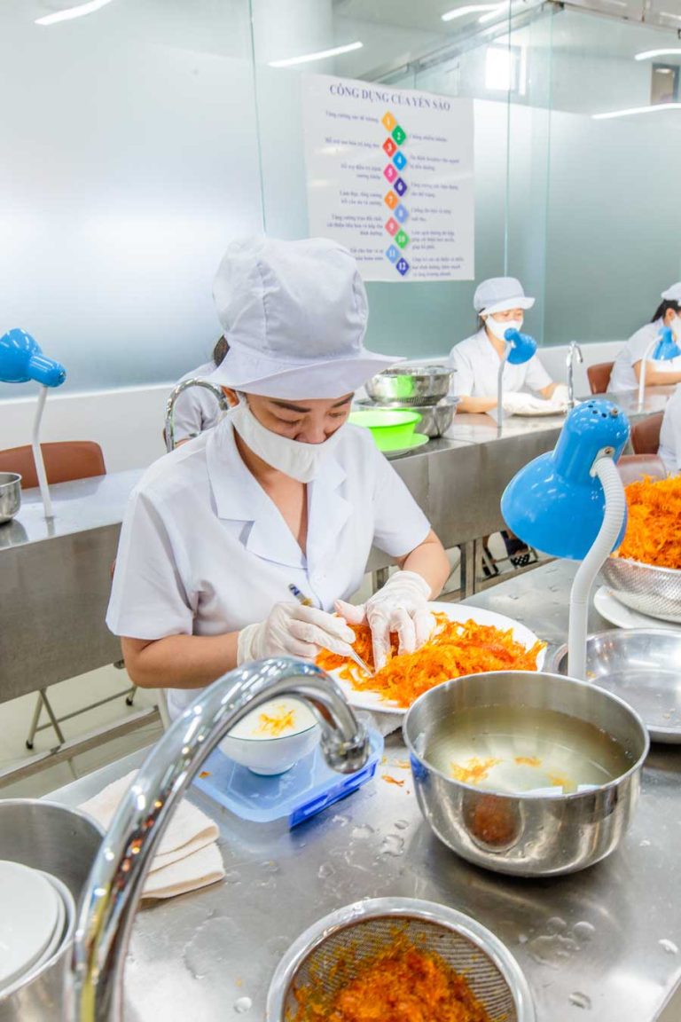 Khu vực sơ chế tổ Yến